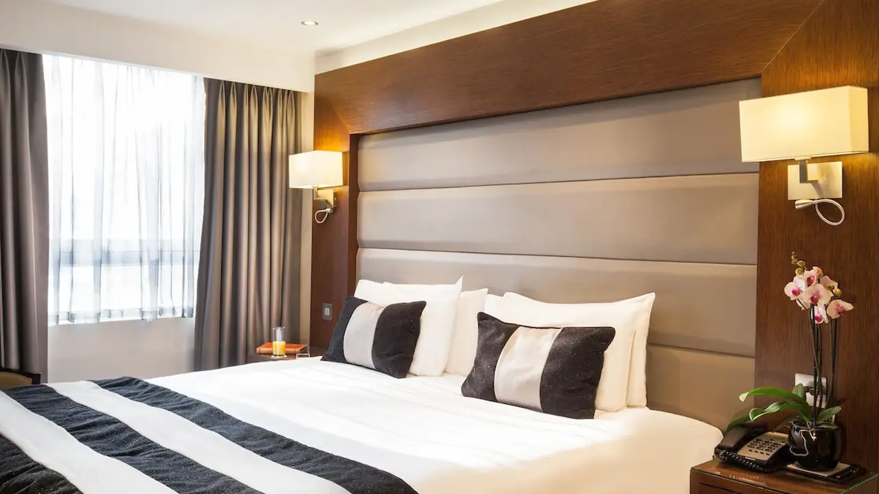 Park Grand Paddington court